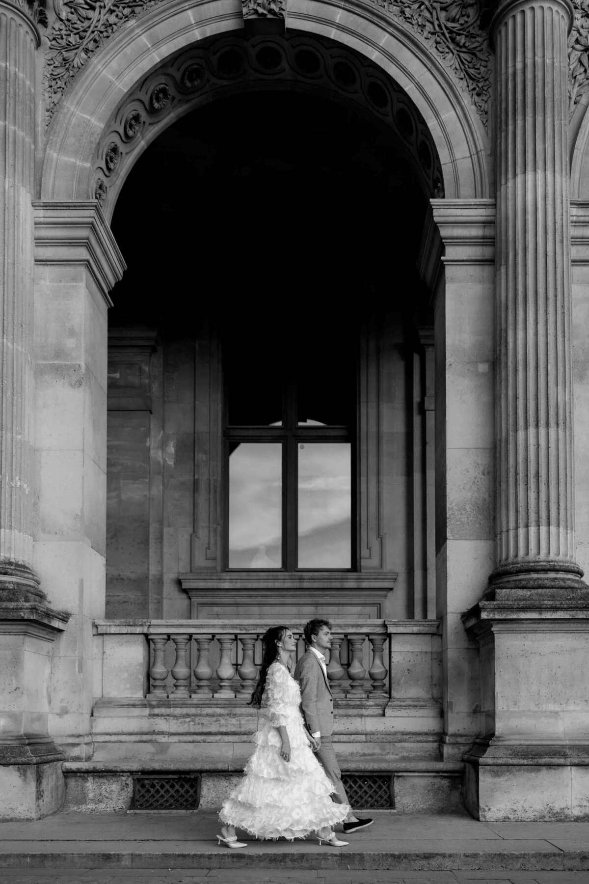 Spontane en elegante trouwfoto's van een bruidspaar in Parijs tijdens hun elopment, vastgelegd door de professionele trouwfotograaf Melissa Boer. De trouwfoto’s zijn gemaakt bij het Louvre in Parijs.