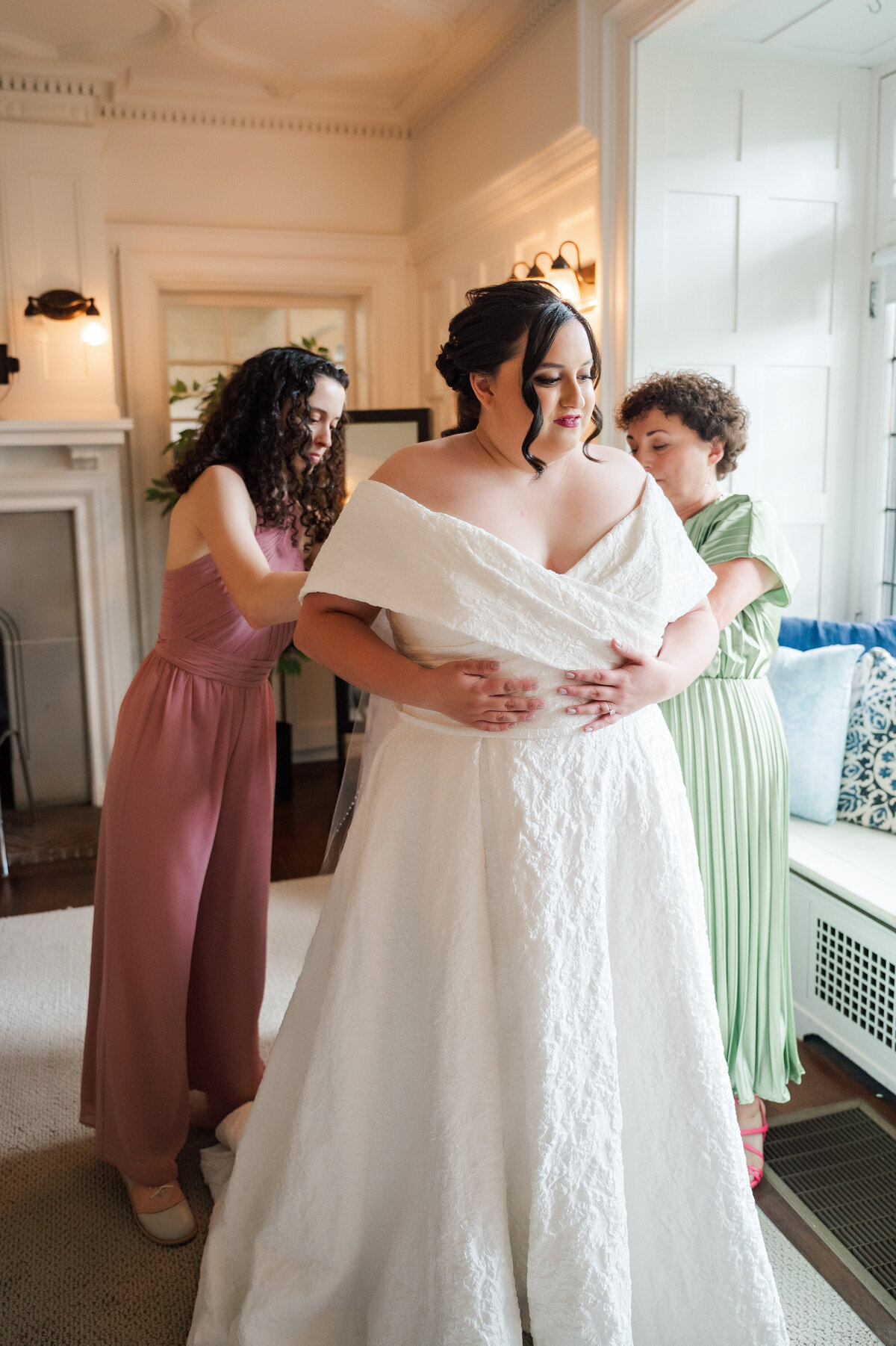 bride getting ready at a house on the property of Frick Museum