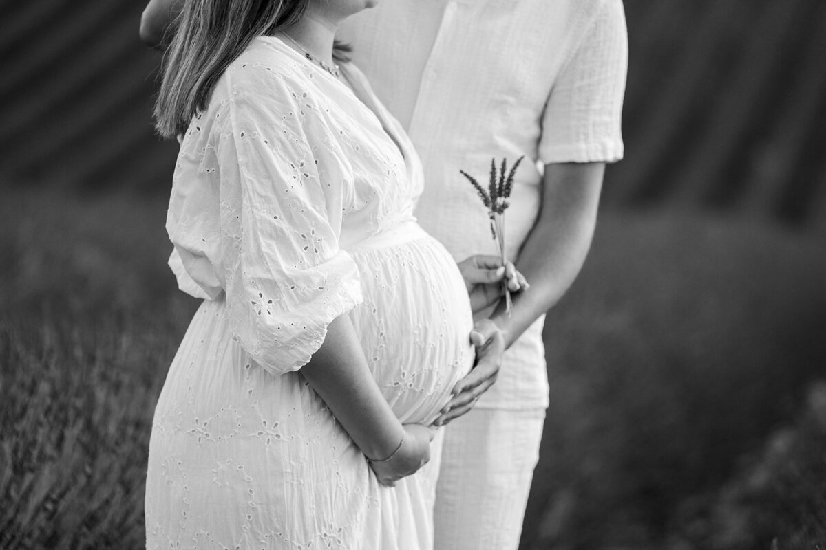 shooting-grossesse-couple-lavandes-provence140