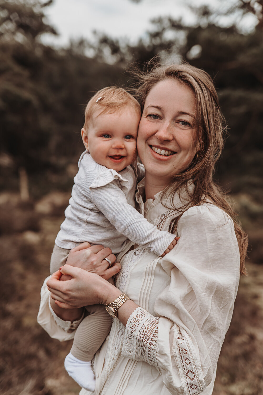 Moeder en baby dochter knuffelen