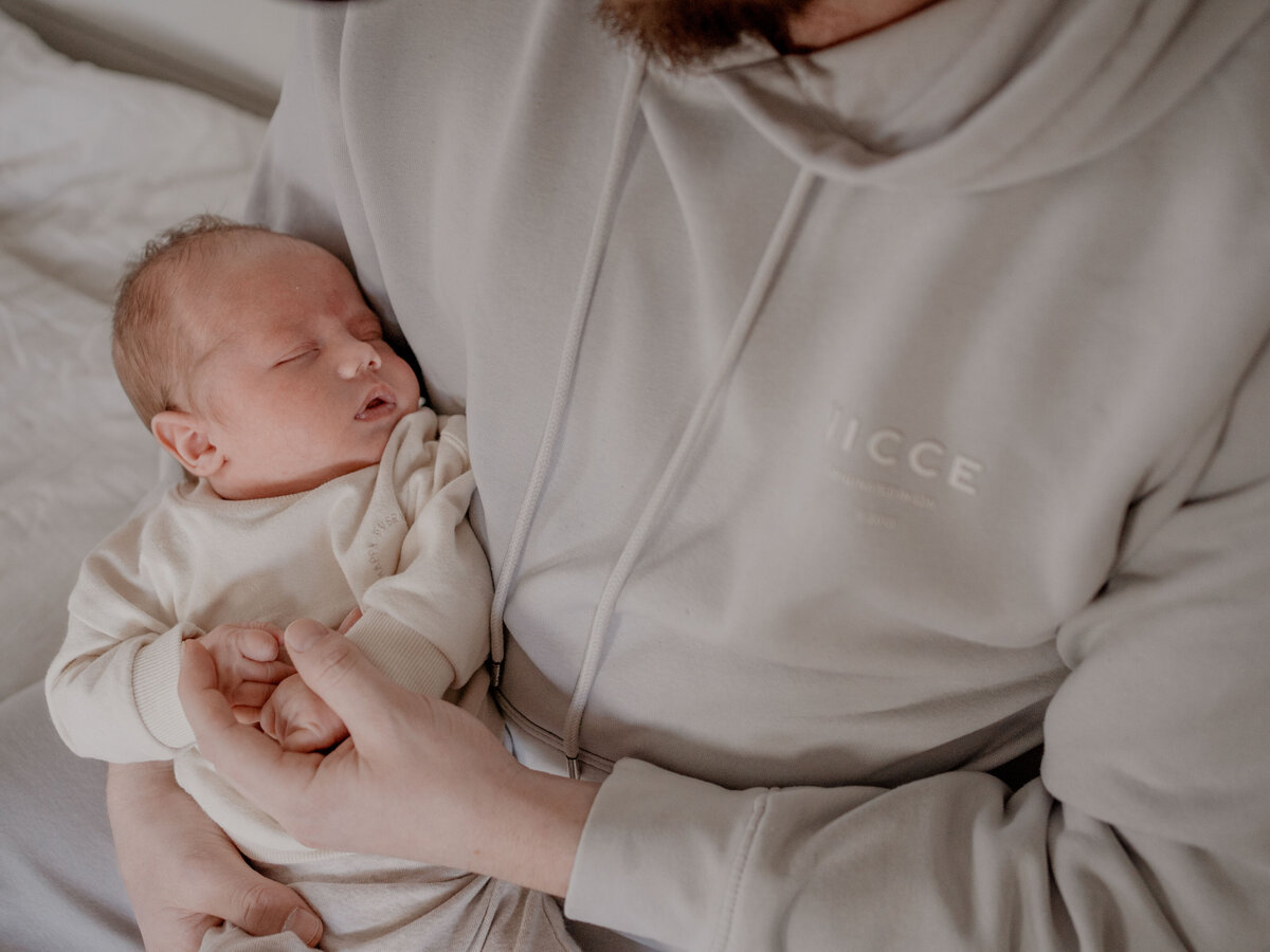 Newbornshoot door Leukfotografie in Amsterdam, Zaandam, Landsmeer, Oostzaan en Purmerend – zachte, liefdevolle babyfoto’s-127