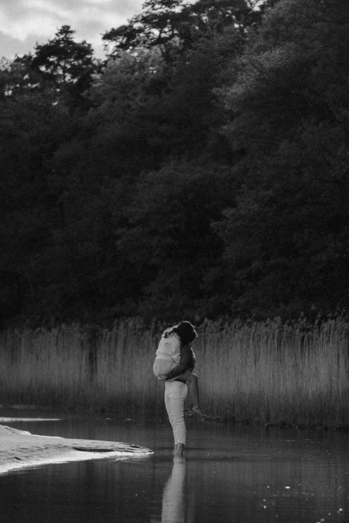 Couple on a beach on a photography session with photographer Hannika Gabrielsson