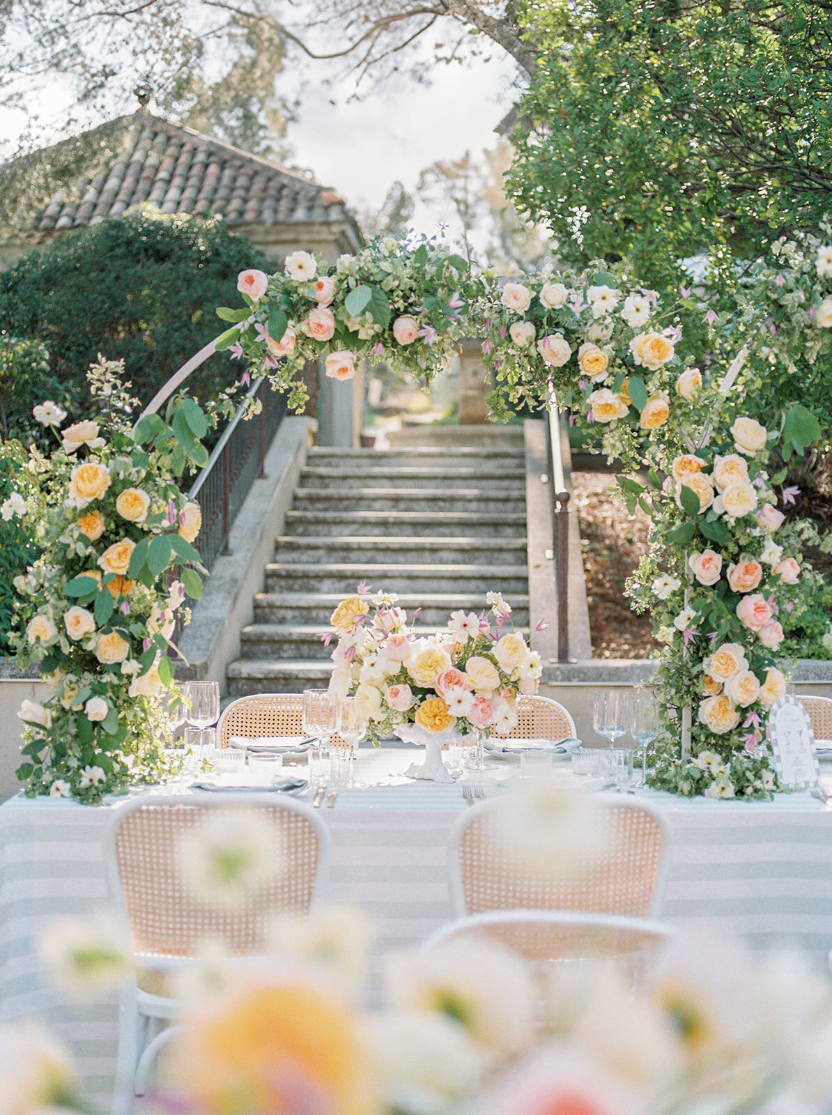 Junophoto-Chateau-de-la-tour-vaucros-wedding-tablescape-016