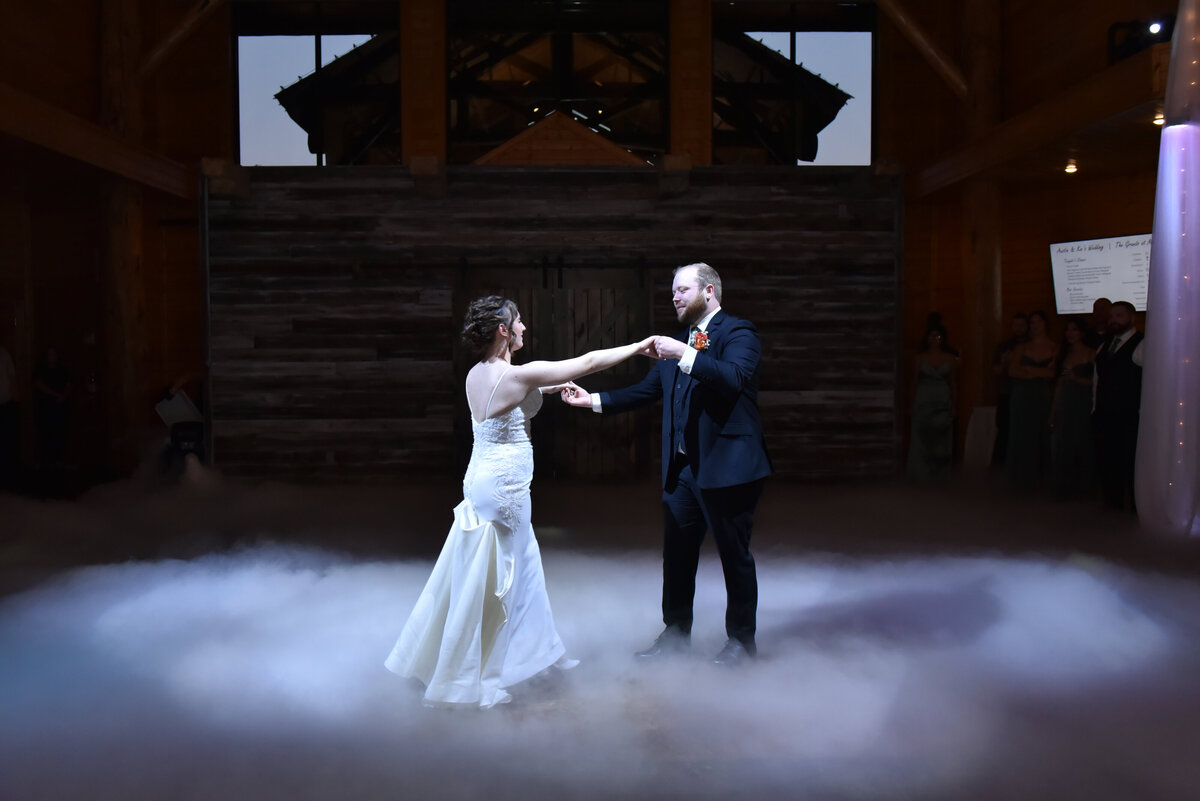 4718-Wedding at The Grands at Mulligans in Sartell Minnesota- Wedding Photographer Nicole Hollenkamp