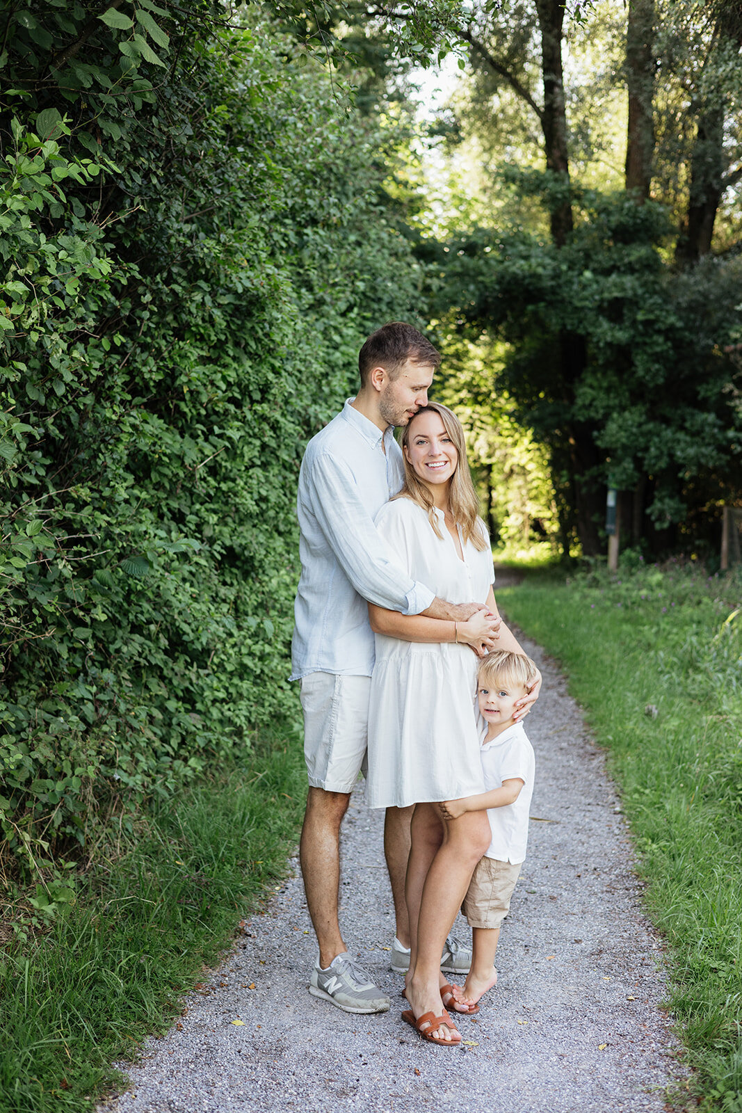 Relaxed outdoor family session in Zug meadow