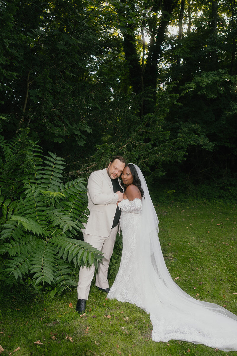 wedding-couple-portrait-chateau-france-laurianevega