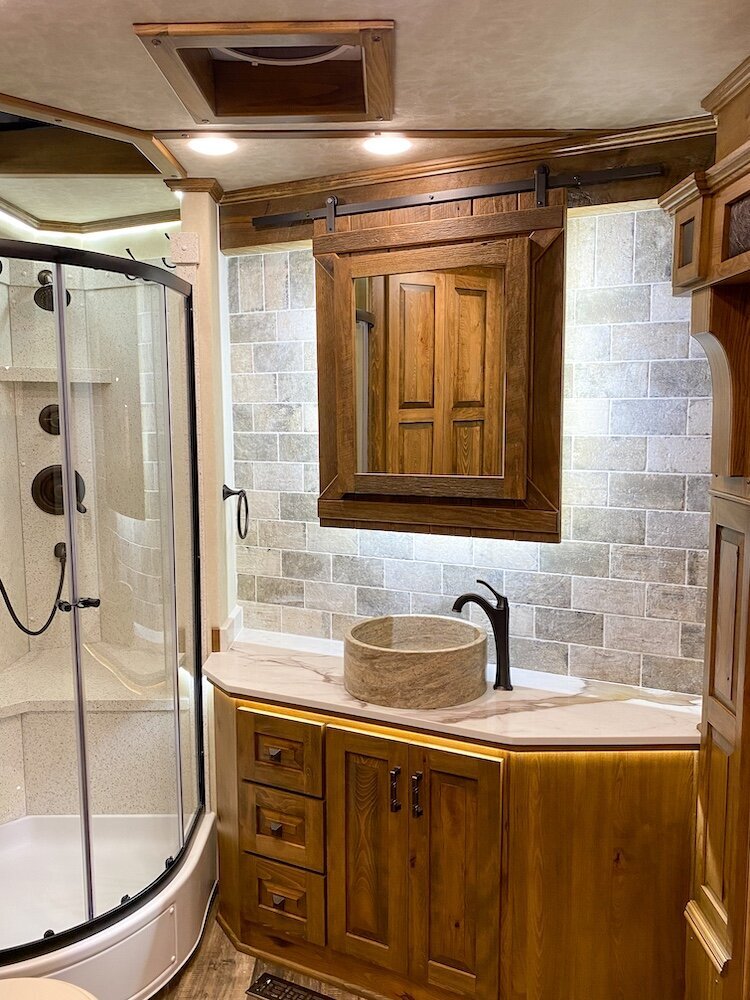 luxury-living-quarter-horse-trailers-trail-boss-conversions-bathrooms-25