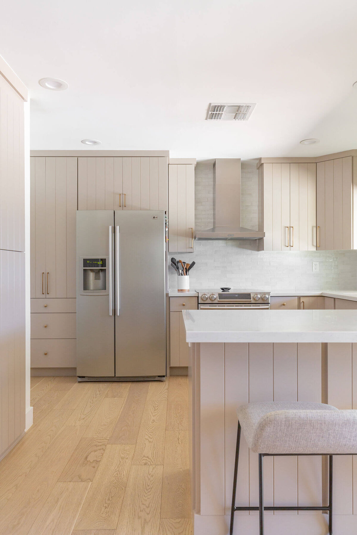white-oak-wood-floor-modern-kitchen-cabinets