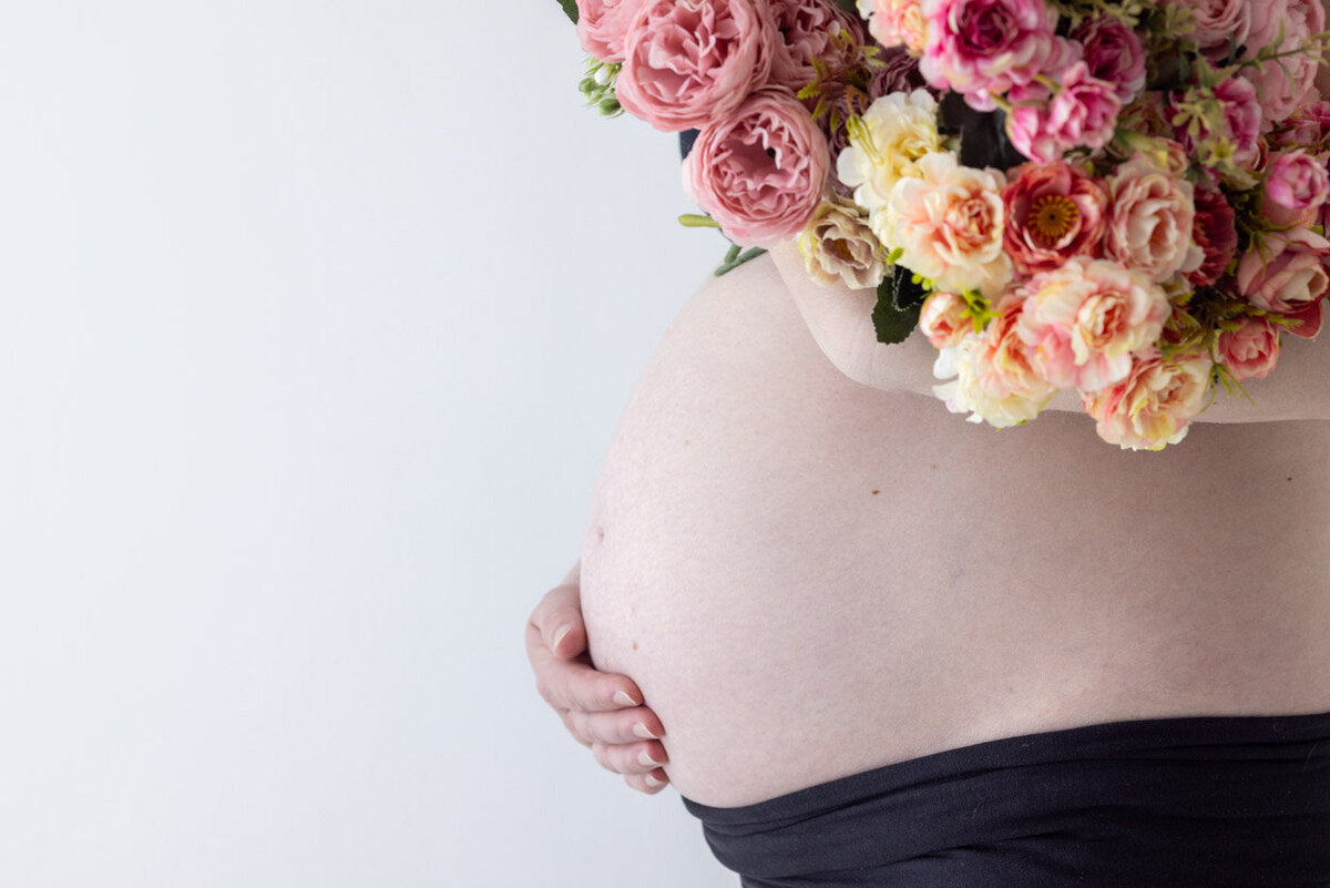 Gravidfotografering av mage, fotografert i Studio Landmark.
