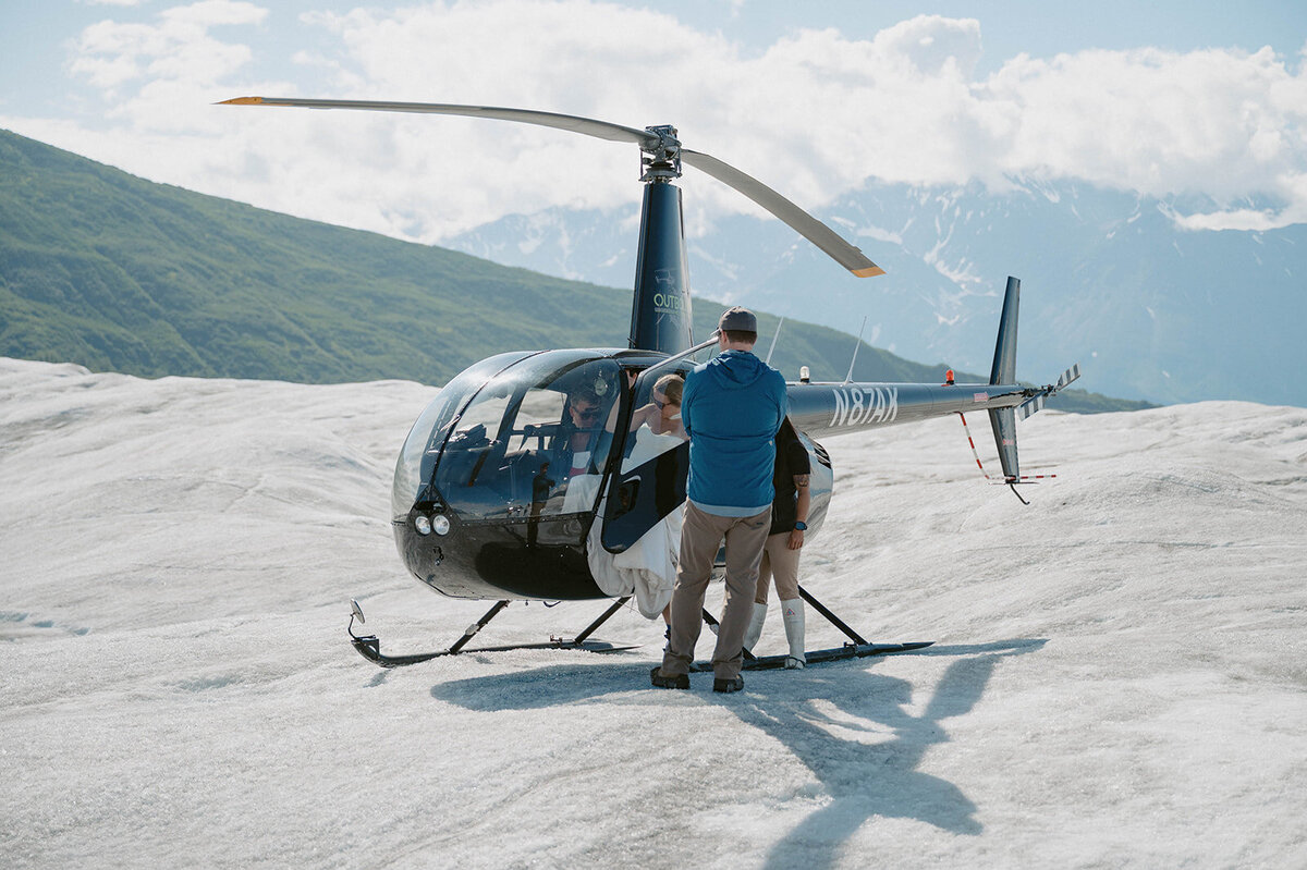 couple getting in the helicopter