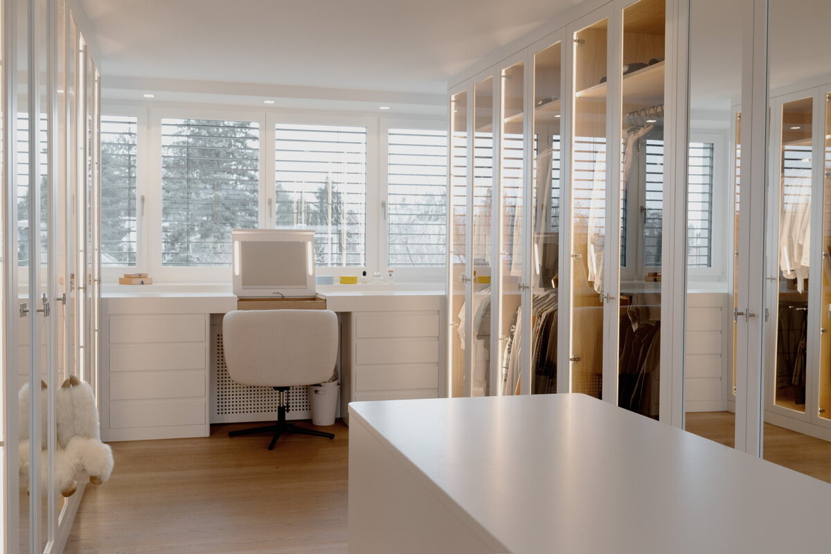 Ankleidezimmer-Schminktisch-Glastueren-Kleiderschrank-Adam-Innenausbau