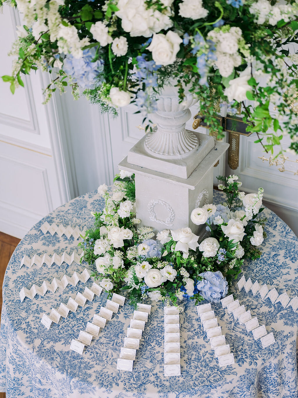 Escort cards table in shades of blue