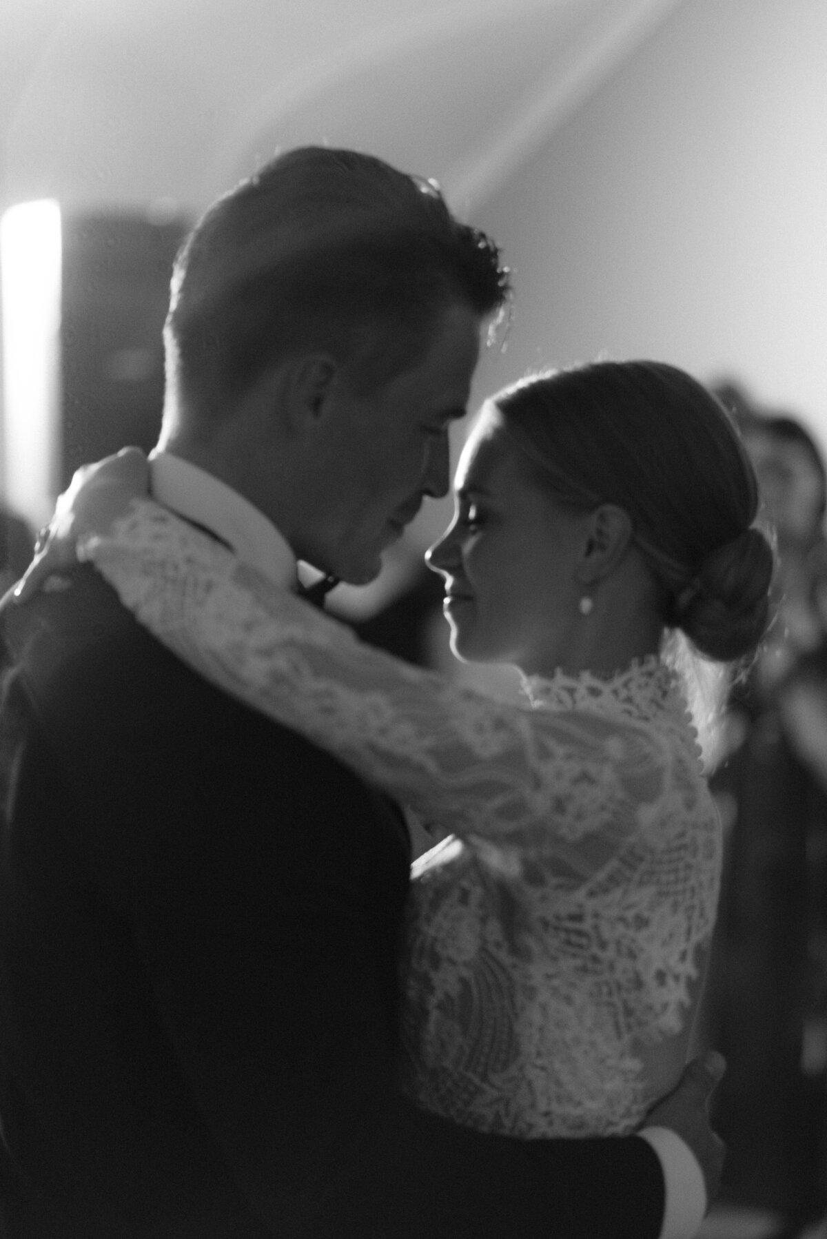 Documentary wedding photo of couple dancing their first dance in Airisniemi manor in Turku. Romantic moments captured by wedding photographer Hannika Gabrielsson.