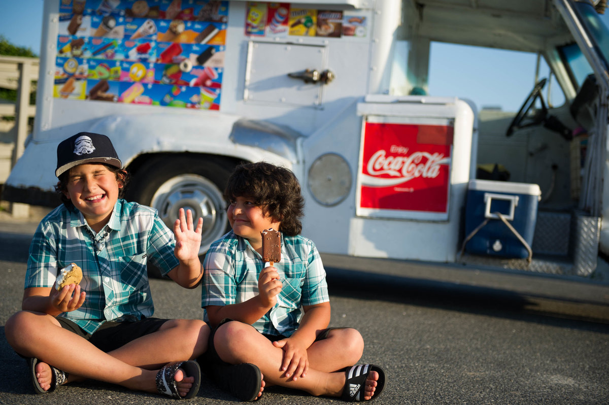 kids with ice cream truck for family session