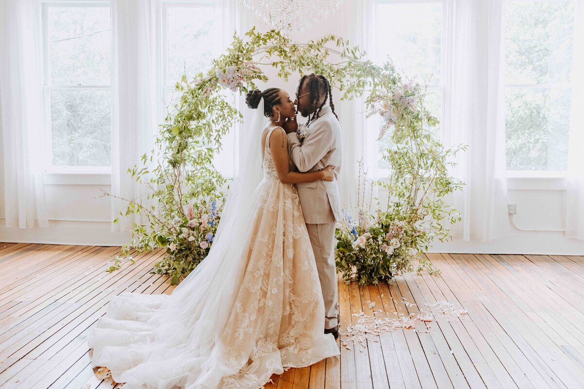 WHIMSICAL-GARDEN-WEDDING-SAVANNAH-BOTTLE-WORKS-BAREFOOT-ROYALTY-PHOTOGRAPHY92