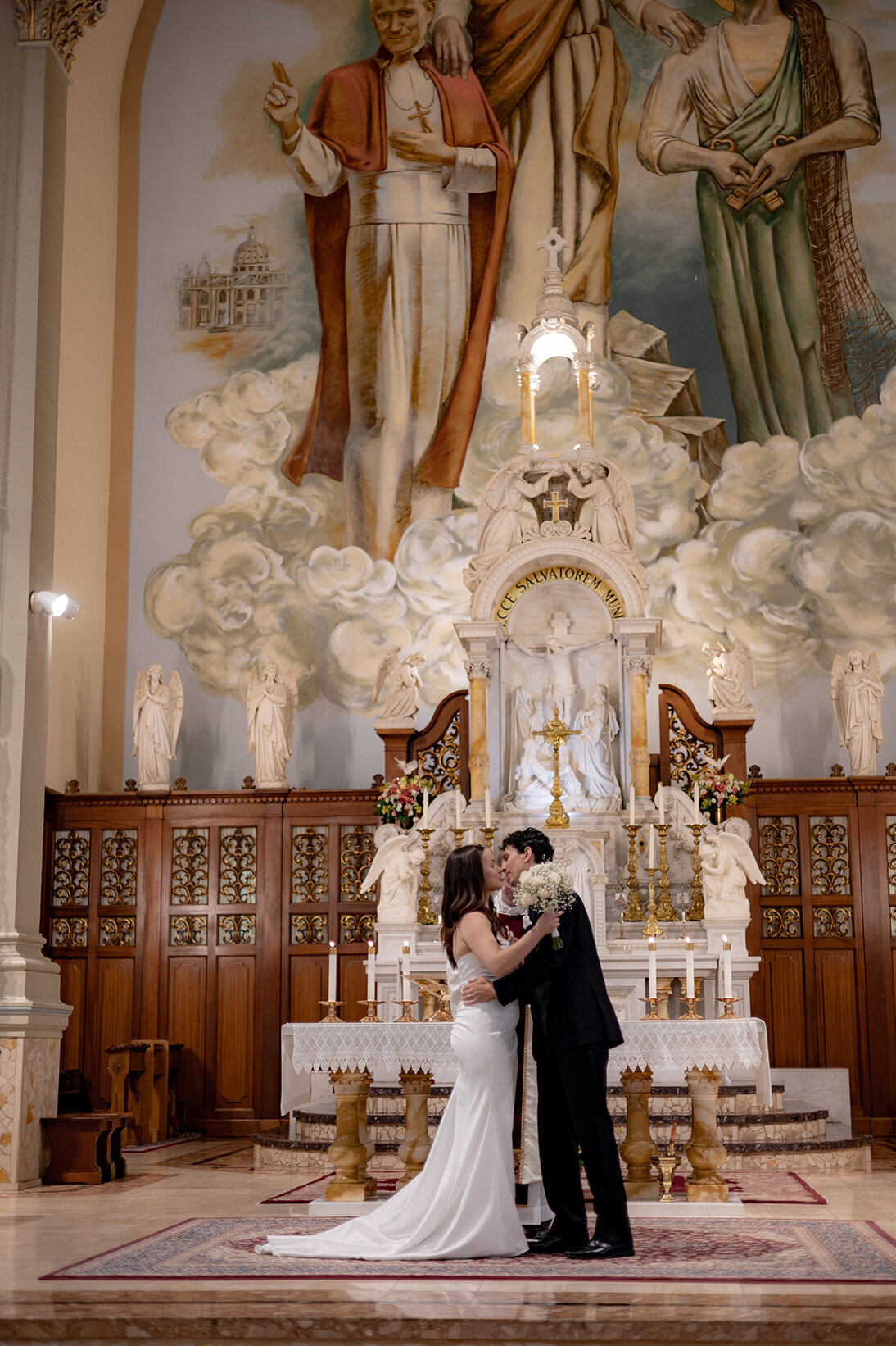 first-kiss-newly-married-steubenville-ohio-wedding