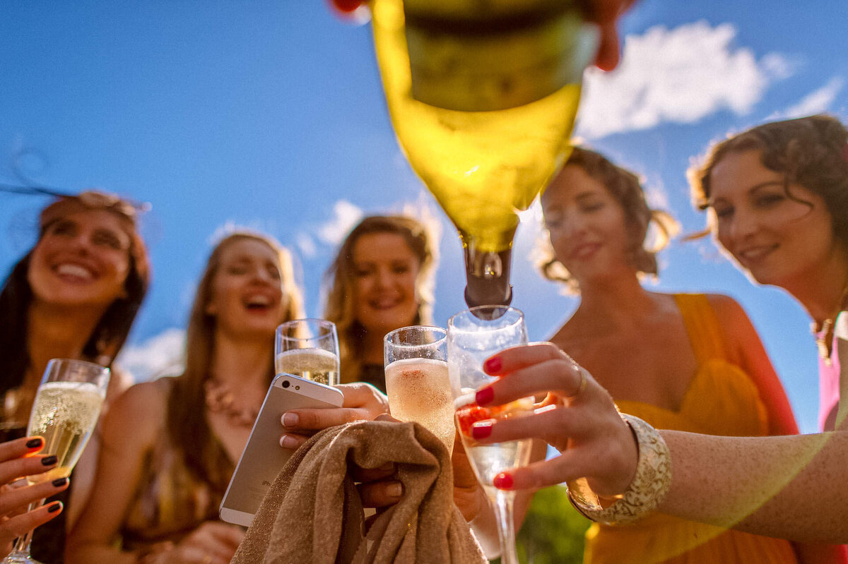46 cork-guest-drink-champagne-wedding