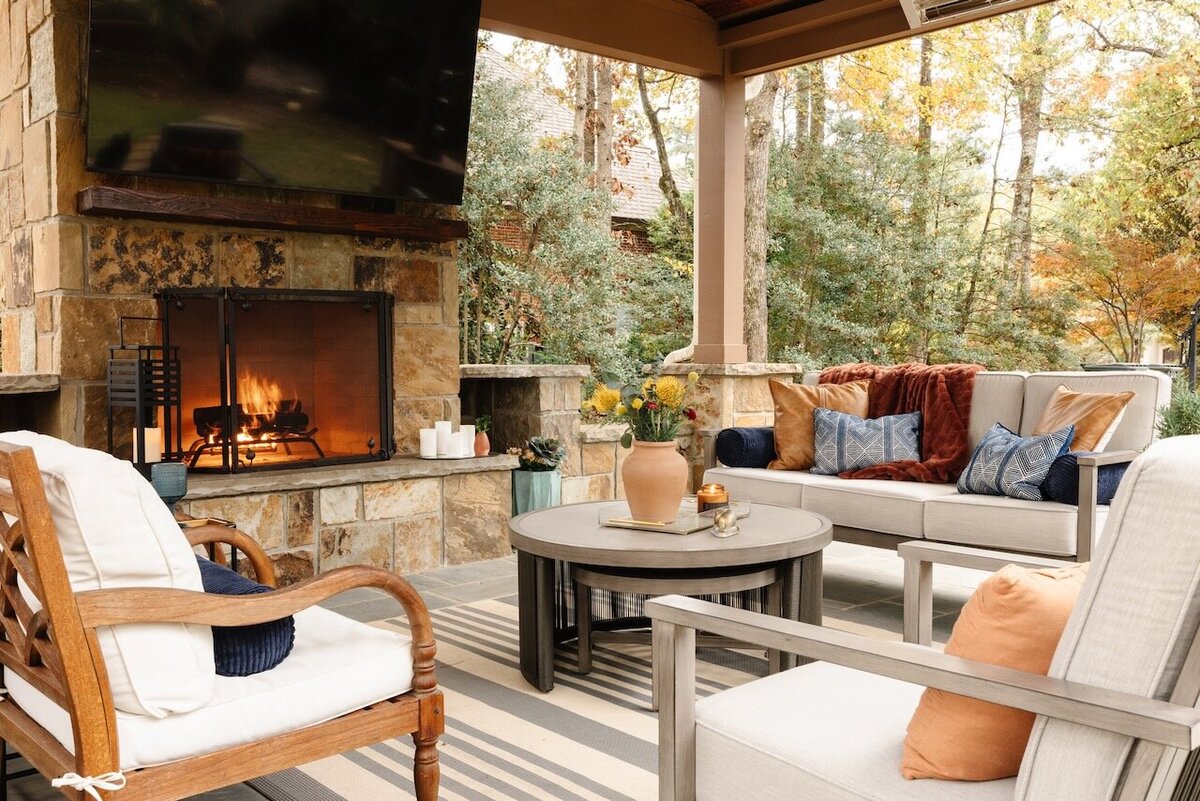outdoor-living-fireplace-lounge-design-better-lawns