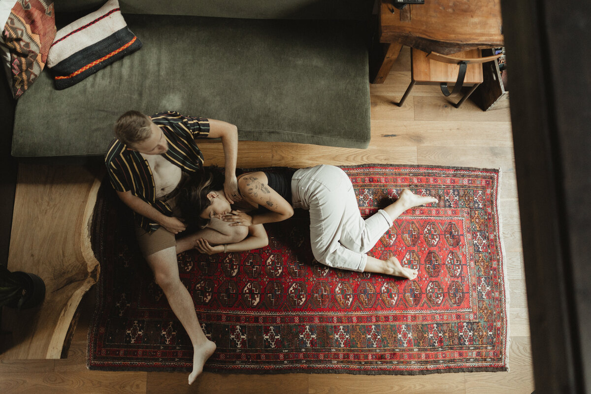 casualcouplesinhomesessionkansascityphotographer-47