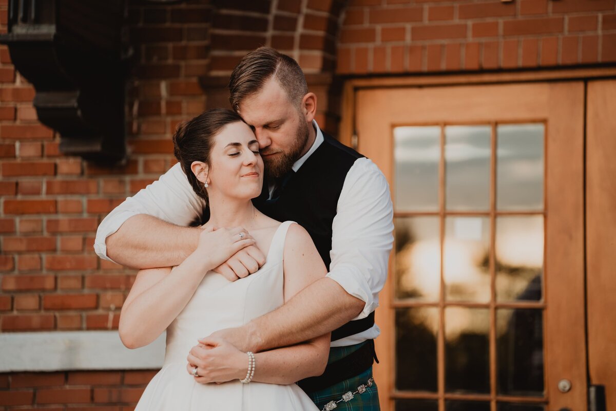 bride-and-groom-outdoor-photoshoot-min
