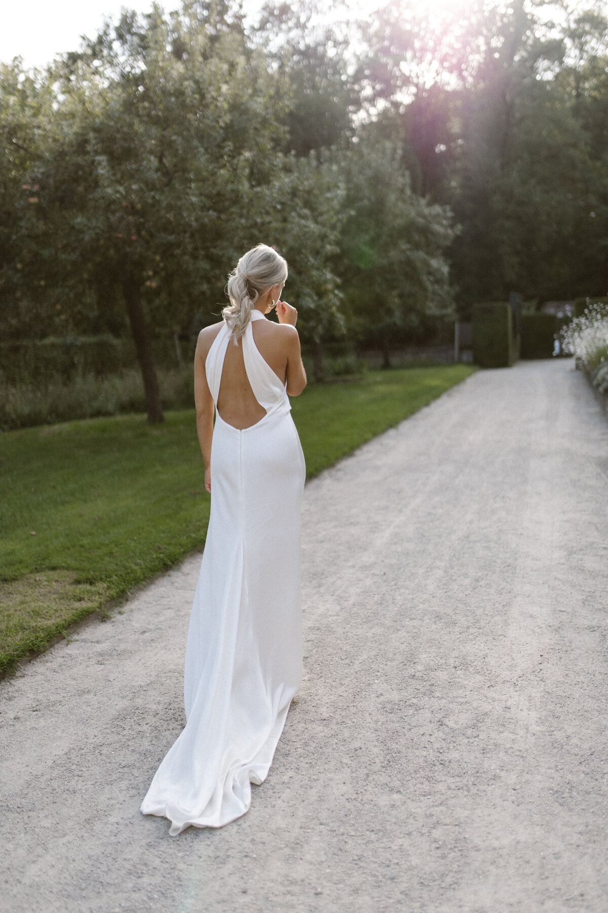 bruid in bruidsjurk uit Amsterdam op editorial high end voque bruiloft in Arnhem door hanna wursten