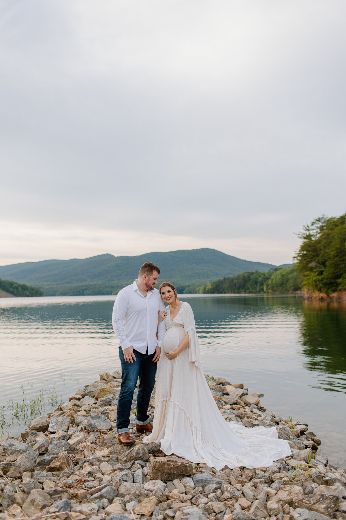 Documentary-Maternity-Session-at-Carvins-Cove-RJ-14 2