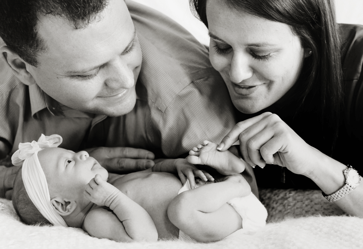 intimate-newborn-family-photo-session-black-and-white