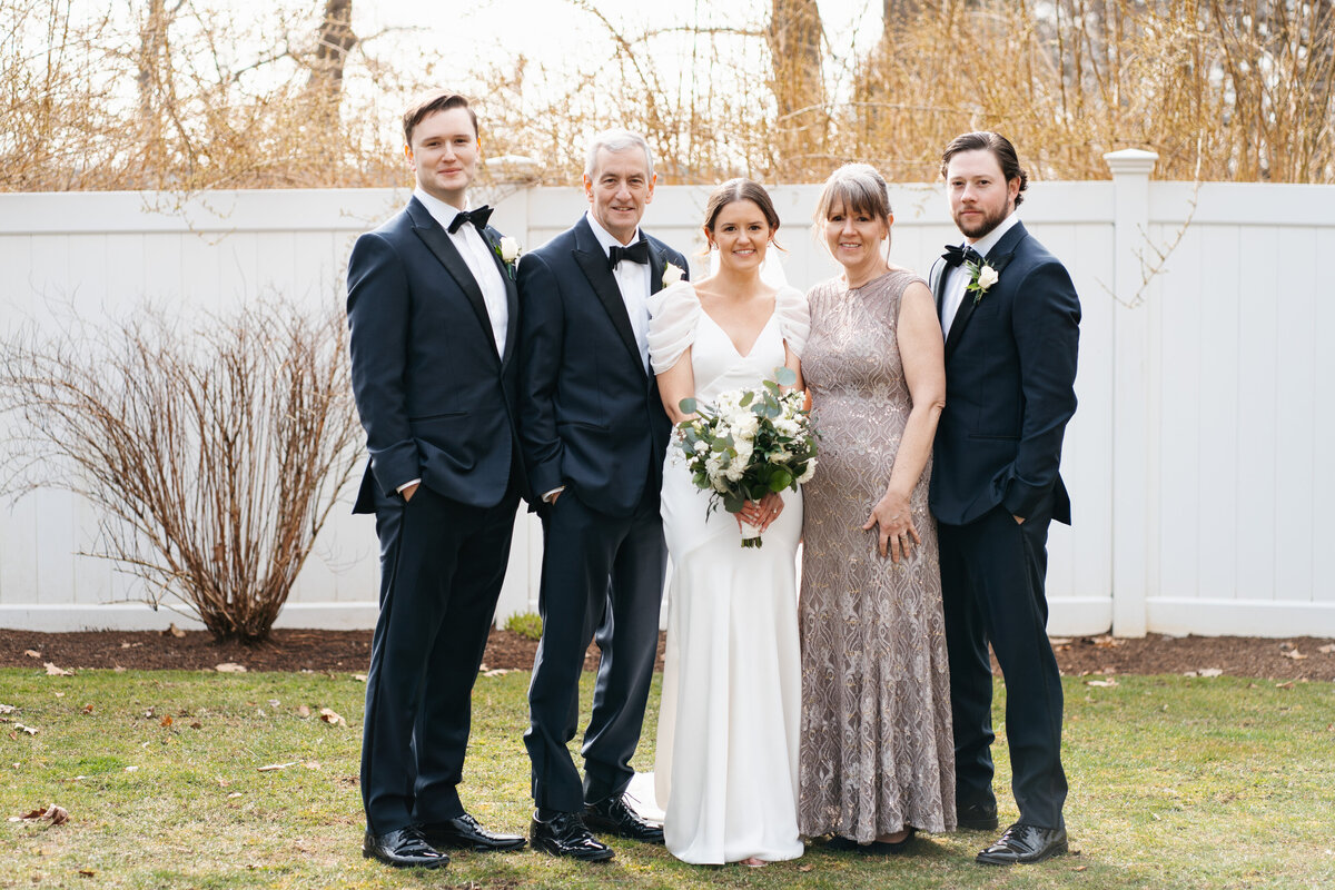Celebrate your wedding at Saphire Estate, a stunning lakefront venue in Massachusetts. Elegant spaces, scenic views, and timeless photography opportunities