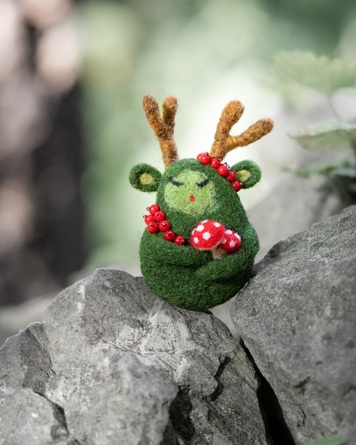 plstěná brož lesní duch needlefelted brooch forest spirit
