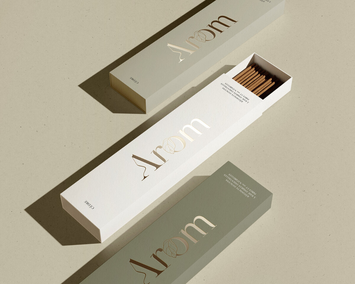 Ensemble de trois packagings pour encens avec logo Arôm en dorure, crées par le STudio Youmé, spécialiste de l'identité de marque en vendée.