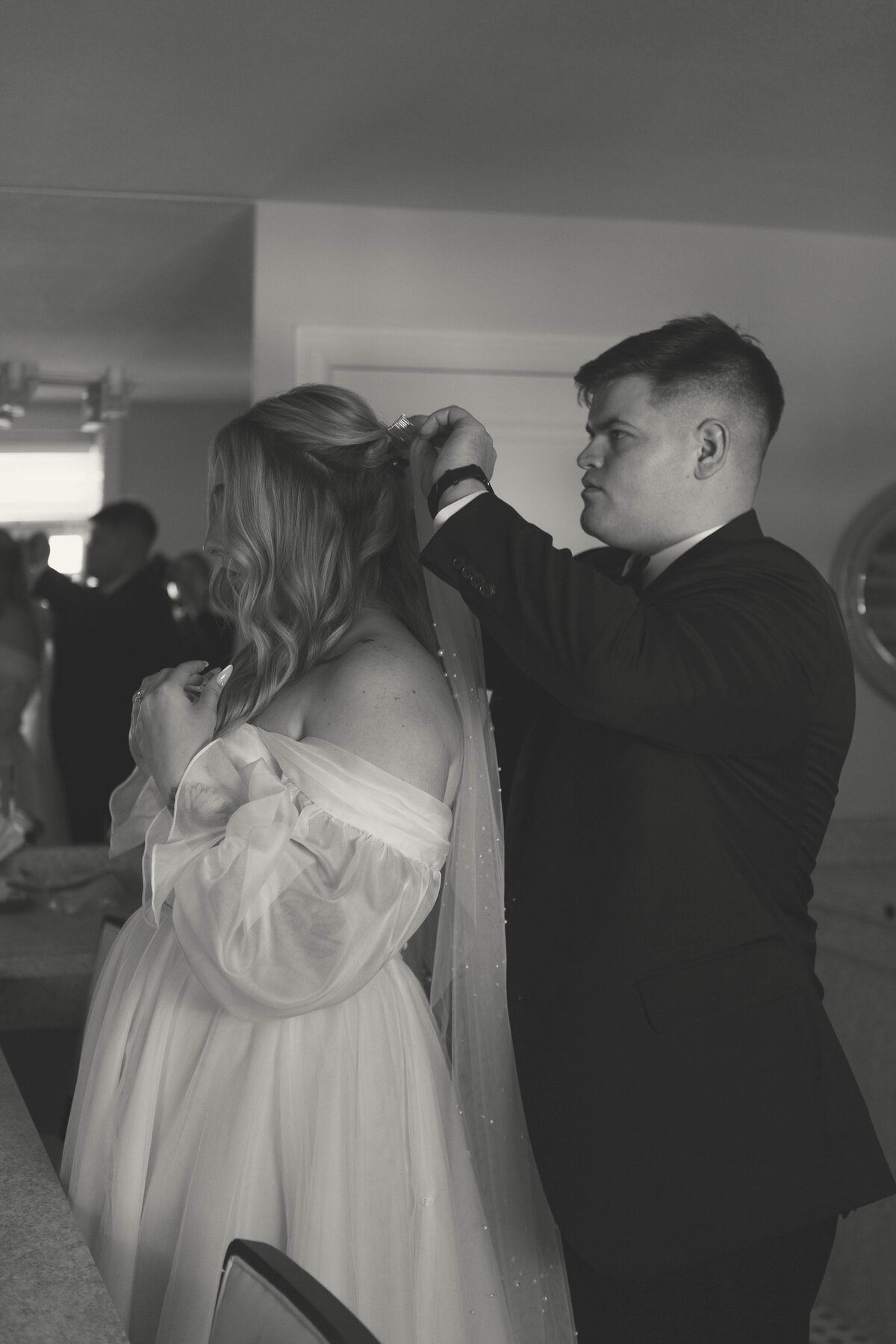 Modern-Black-Tie-Wedding-at-The-Exchange-in-Camdenton,-Mo---Paige-+-Elliot-231007--0196