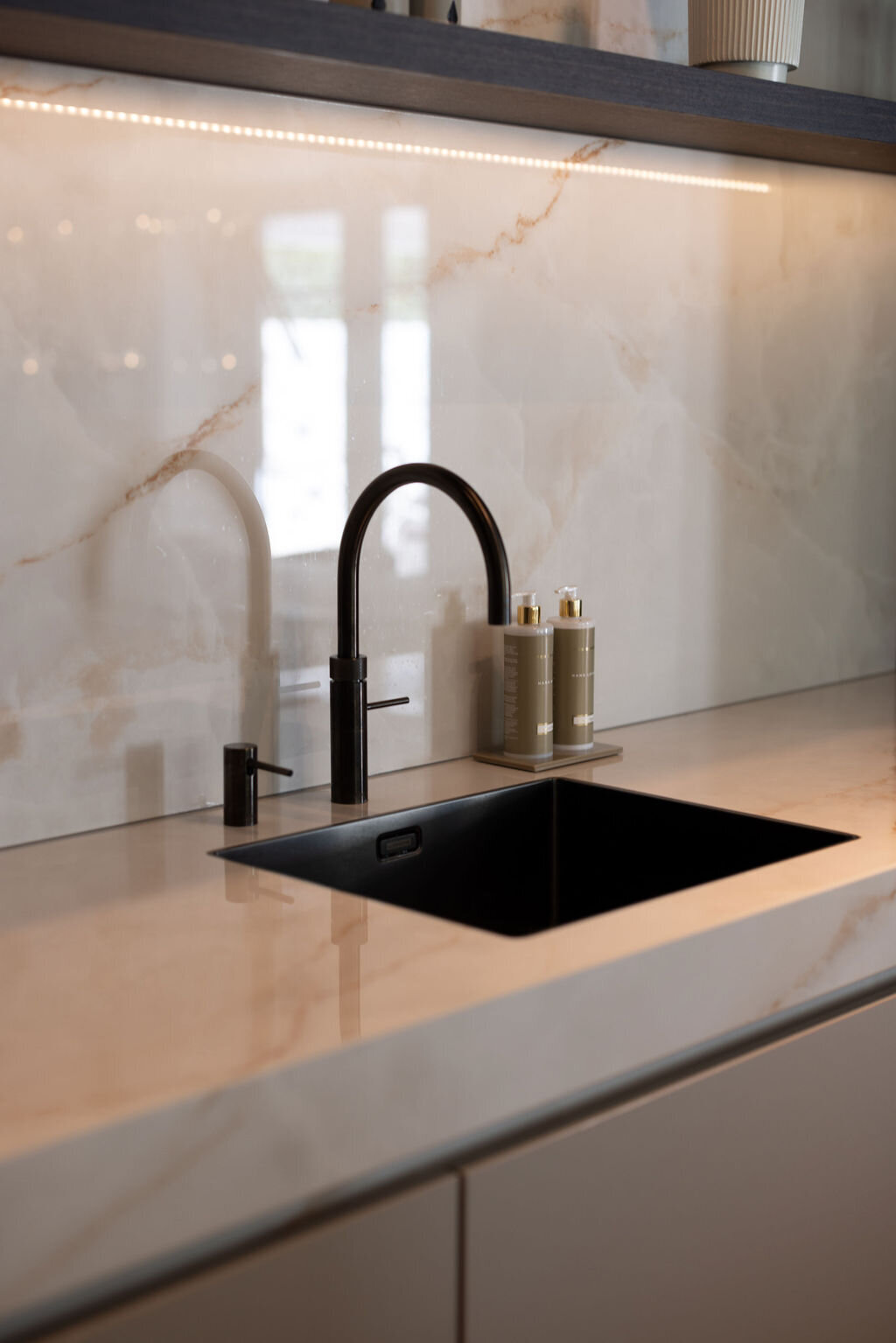 Een strakke, hoogglans spoelbak met luxe design voor een moderne keuken.