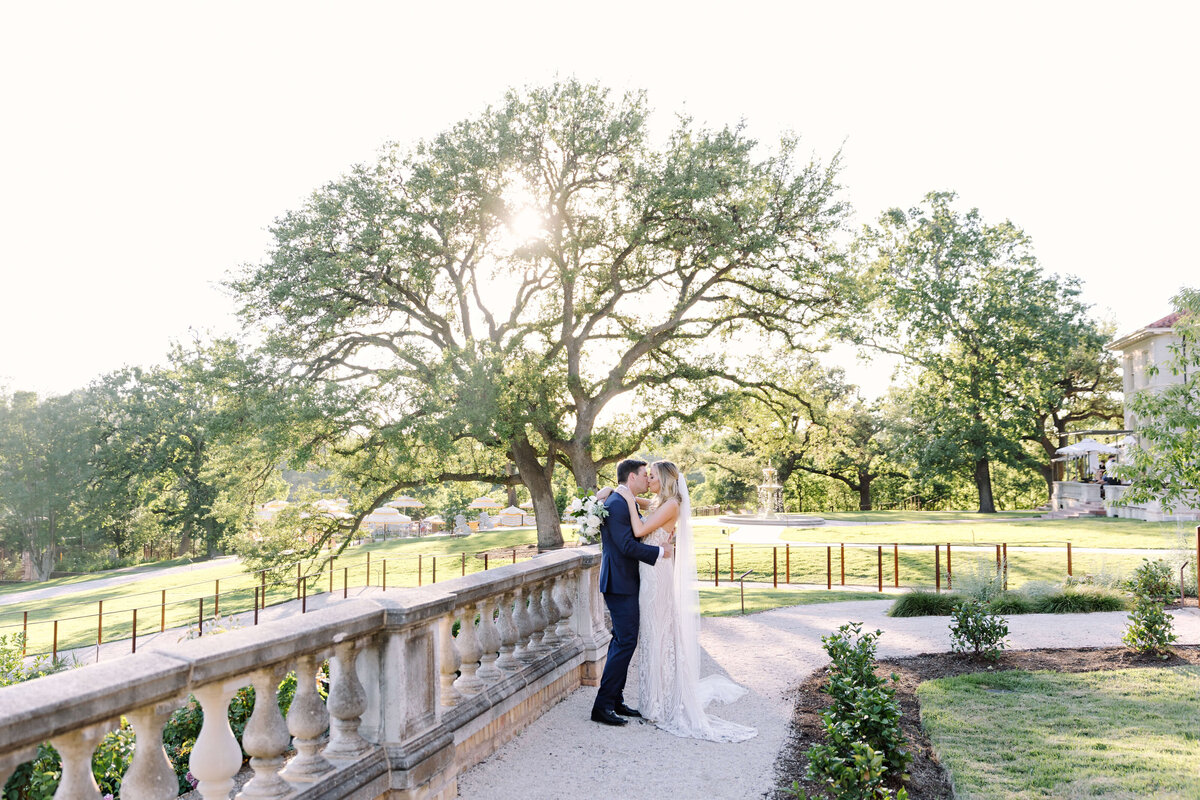 Couples portraits at sunset at Commodore Perry Estate in Austin