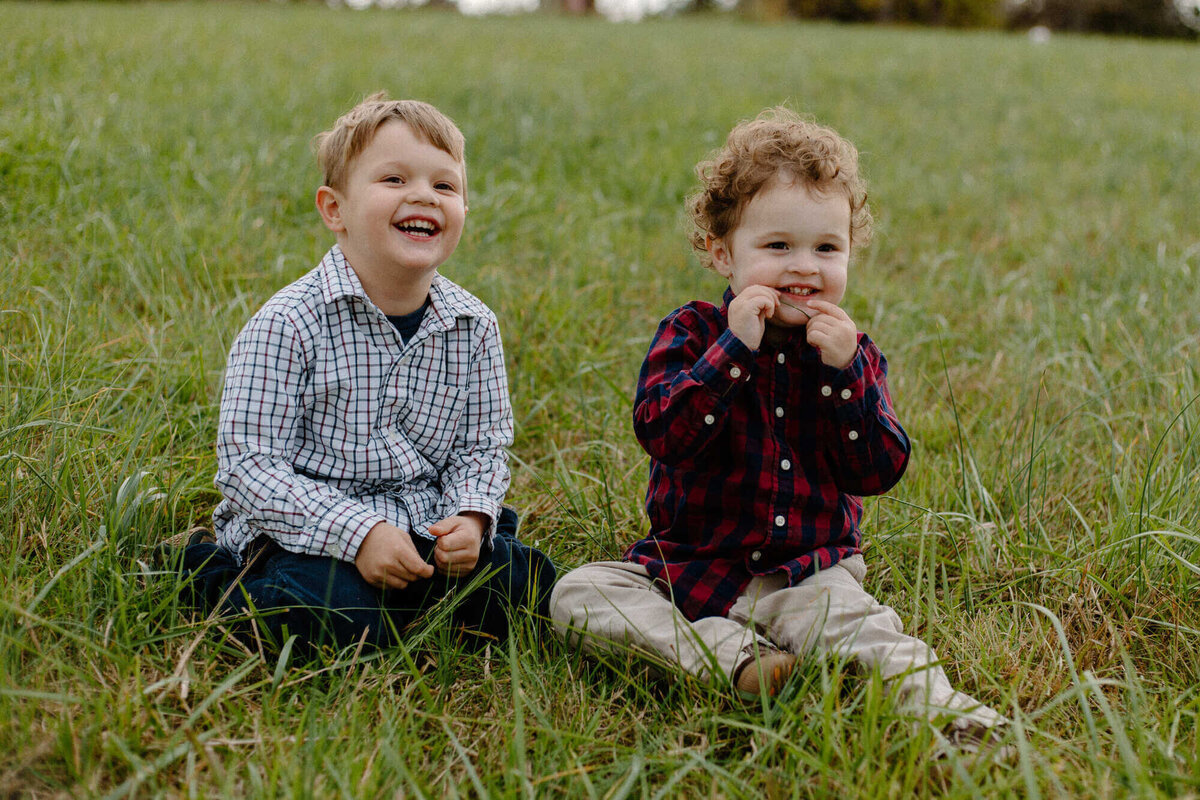 20-kara-loryn-photography-brothers-playing-in-the-grass