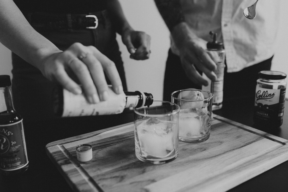 Couples-photoshoot-mixing-drinks-together11