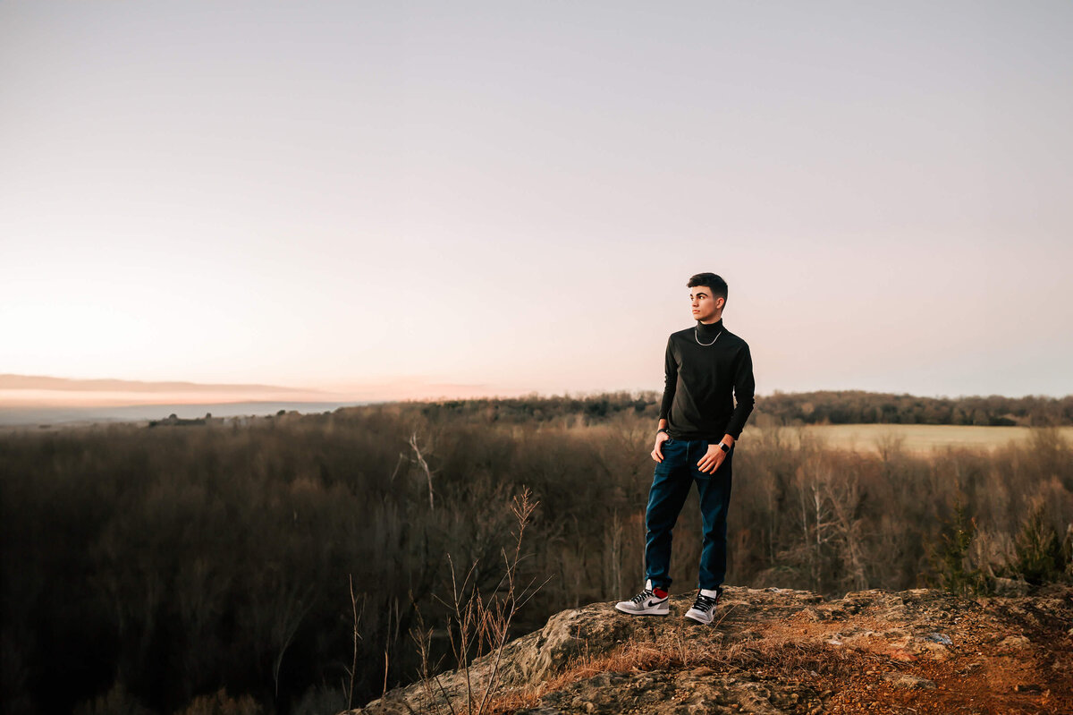 Branson senior photographer The XO Photography captures high school seinor on cliff edge