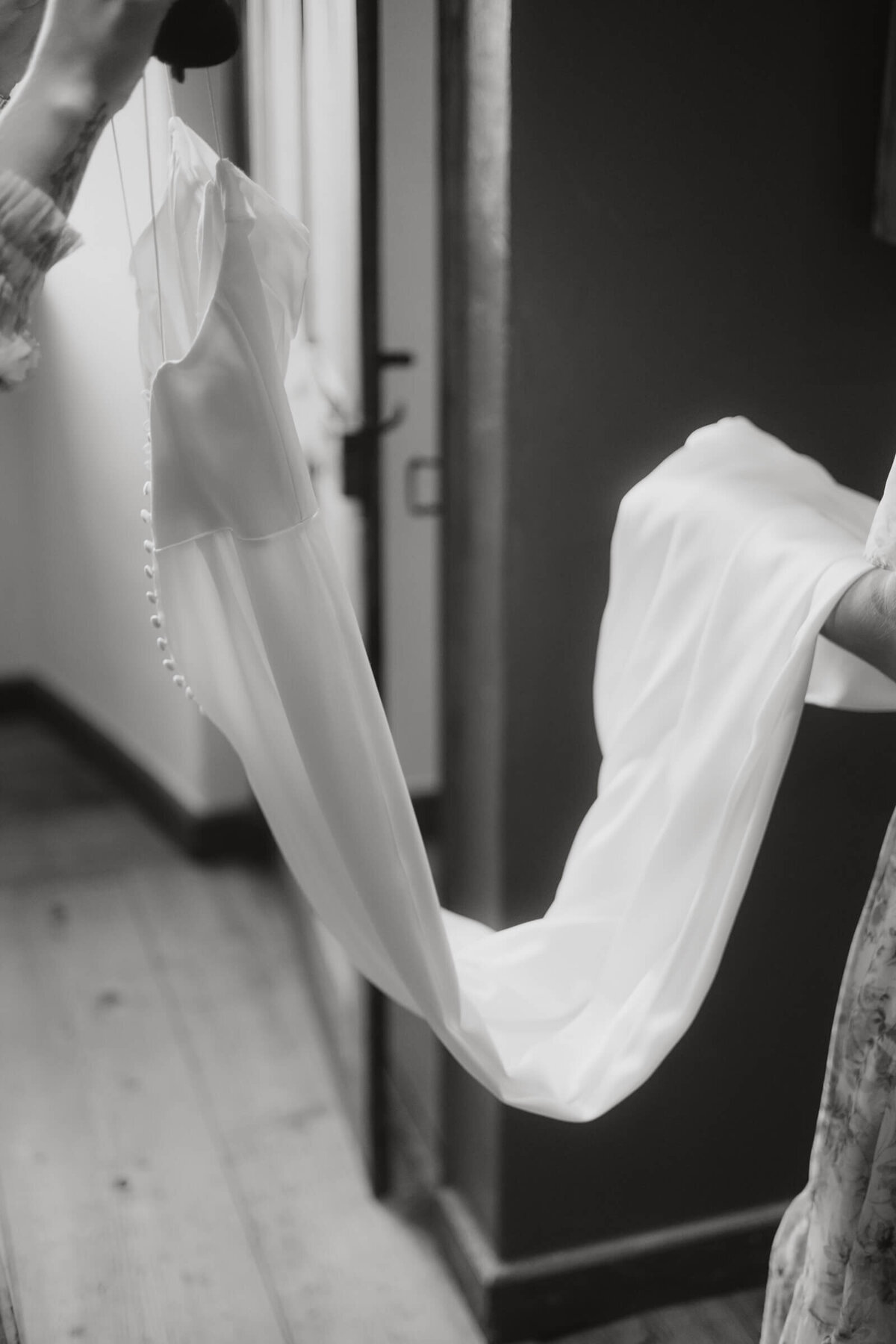  fließendes Kleid r – Hochzeitsmoment im Palast Hohenems.

