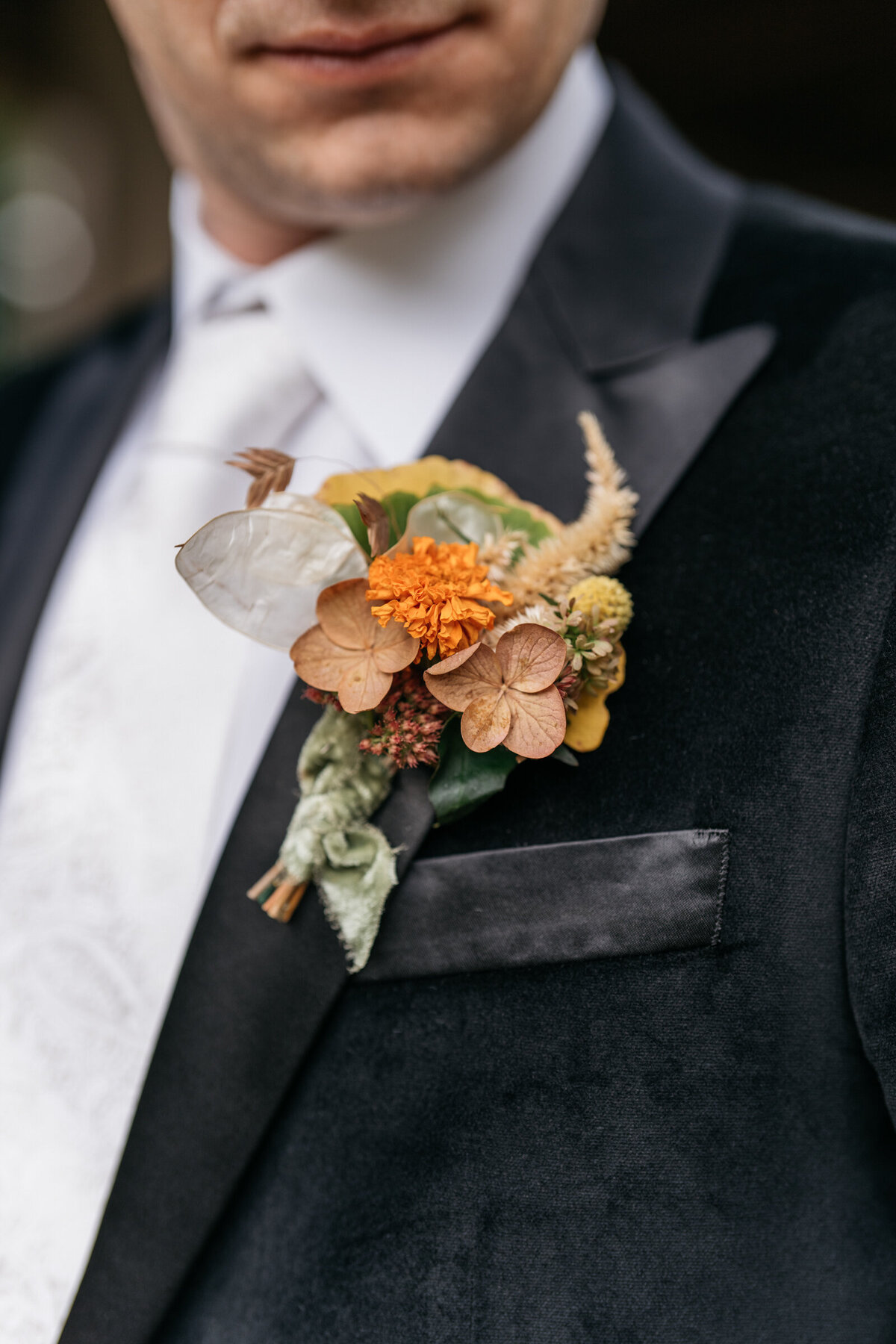 groom floral details
