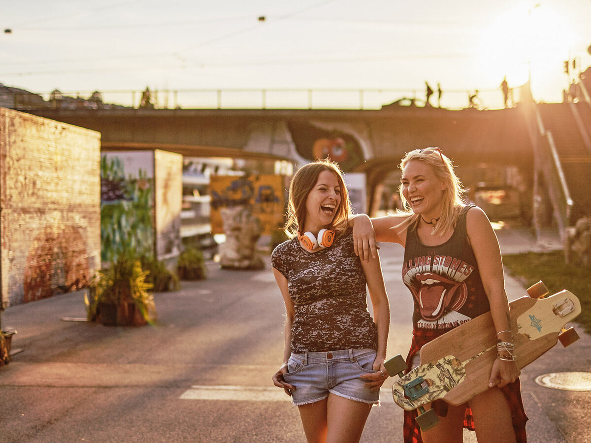 Moderne Lifestylefotografie mit urbanem Flair – Atelier Schulte inszeniert junge Zielgruppen in Bewegung, ideal für Kampagnen im Bereich Freizeit, Sport und Corporate Image.