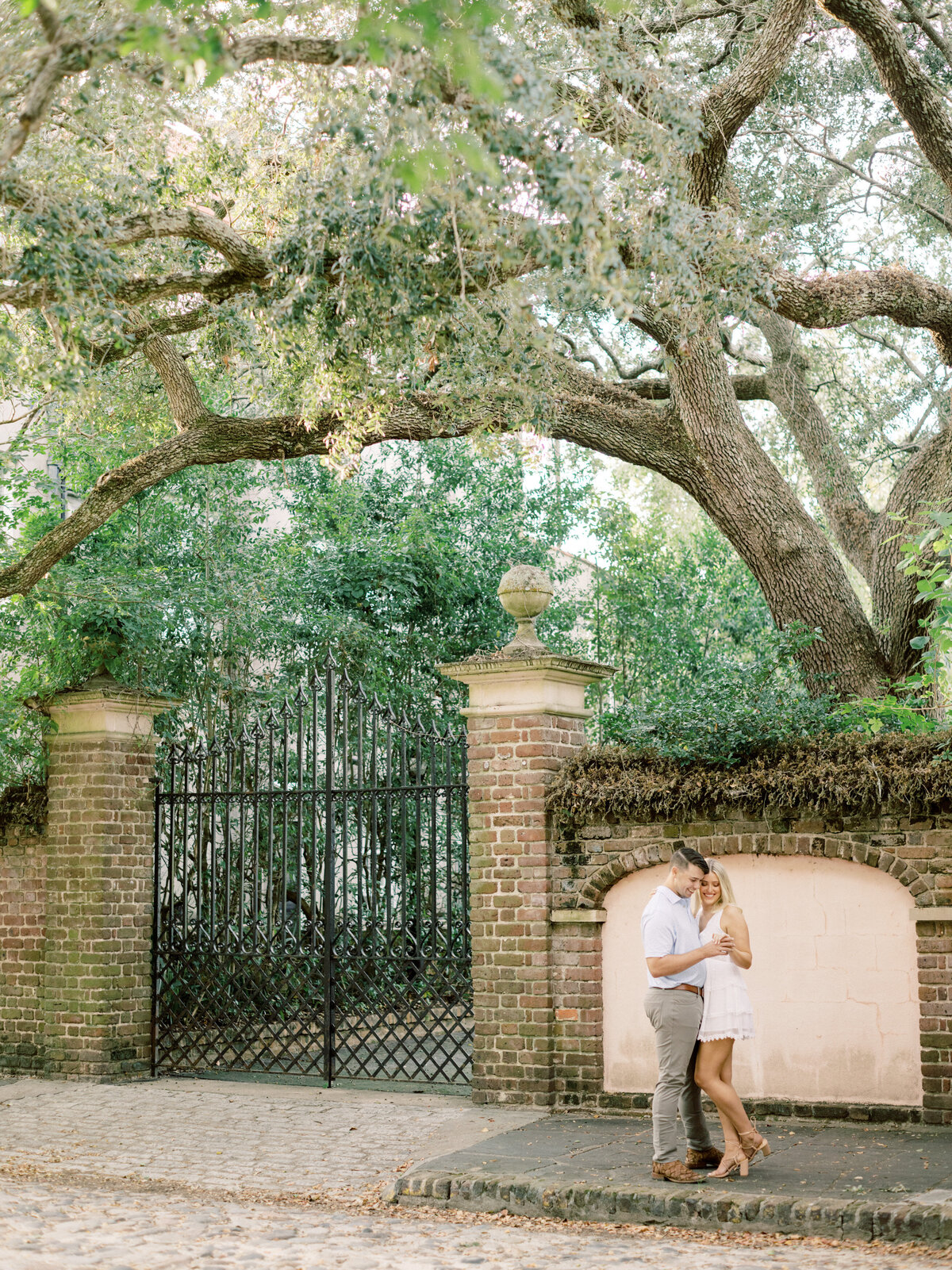 Engagement-photos-cobblestones-charleston