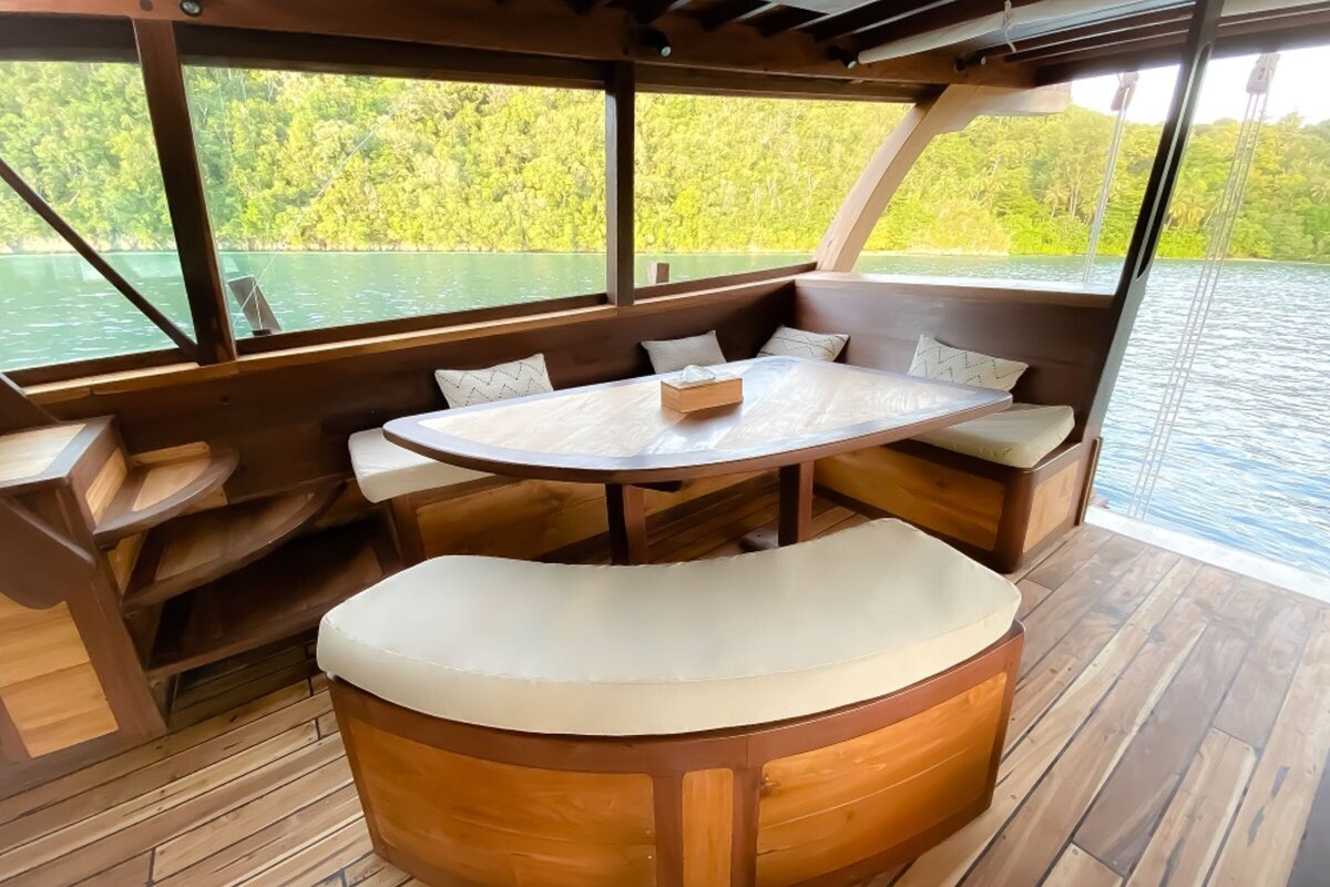 Senja Luxury Yacht Charter Indonesia _lowdef_master cabin_terrace_landscape 4(1)