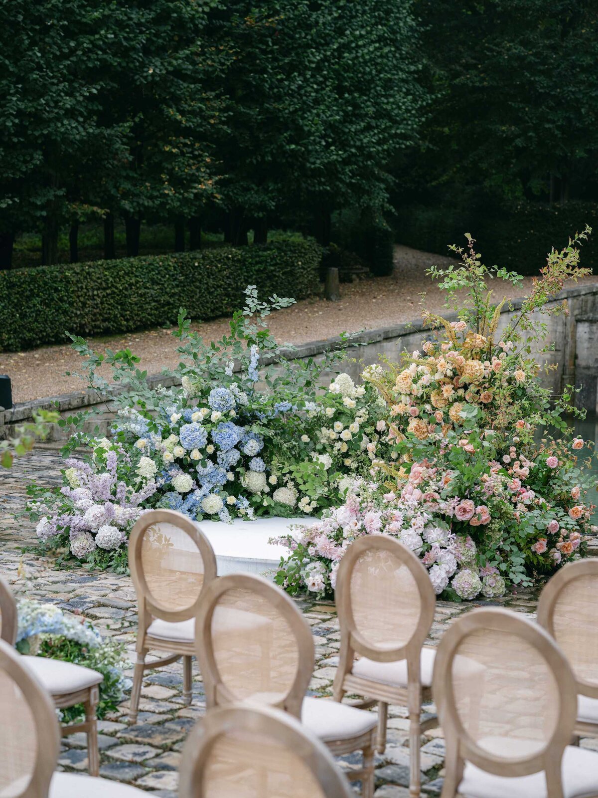 Chateau-de-Villette-wedding-florist-FLORAISON-11