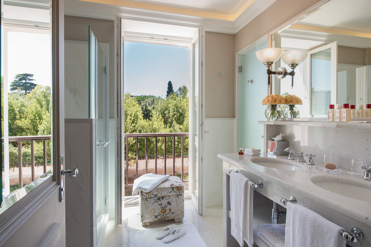 Waterstone - Hassler Collection - Hotel Hassler -Rome - Luxury Boutique Hotel - Executive Suite Bathroom ( 4 ) - Hassler Roma -300 dpi