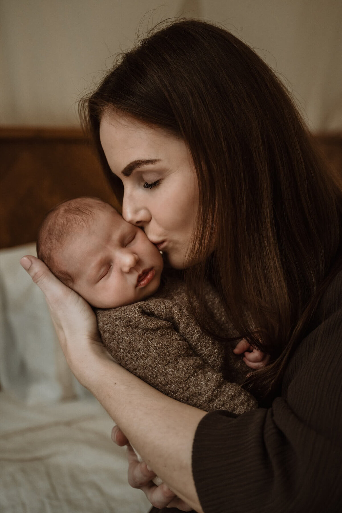 moeder met slapende baby in armen newbornshoot Eline Hemelt Photography