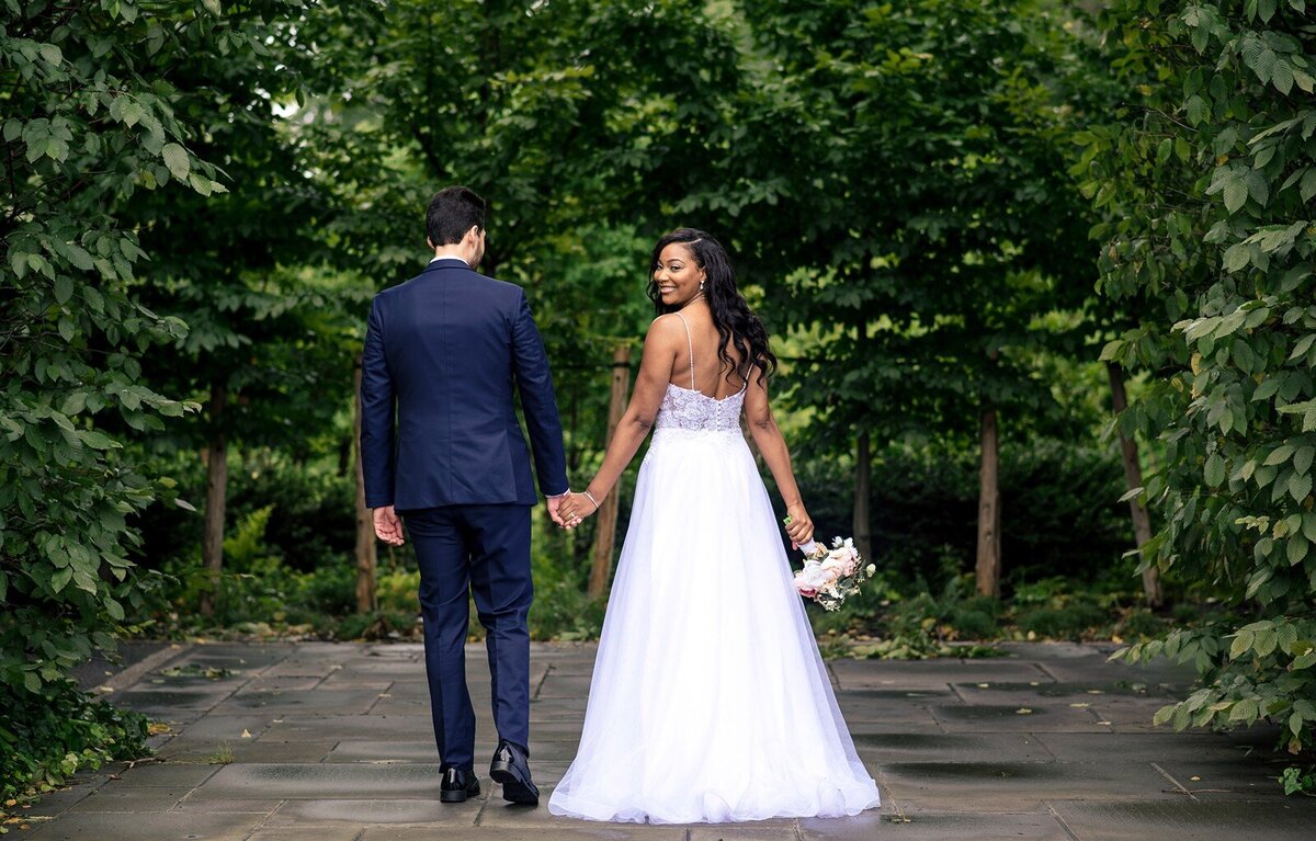 brooklyn-botanical-garden-wedding-romantic-walk-2