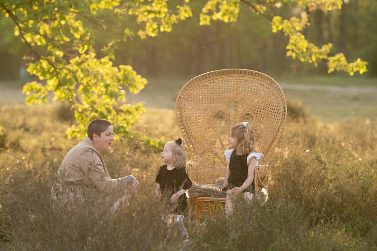 mama en haar meisjes tijdens gouden uurtje