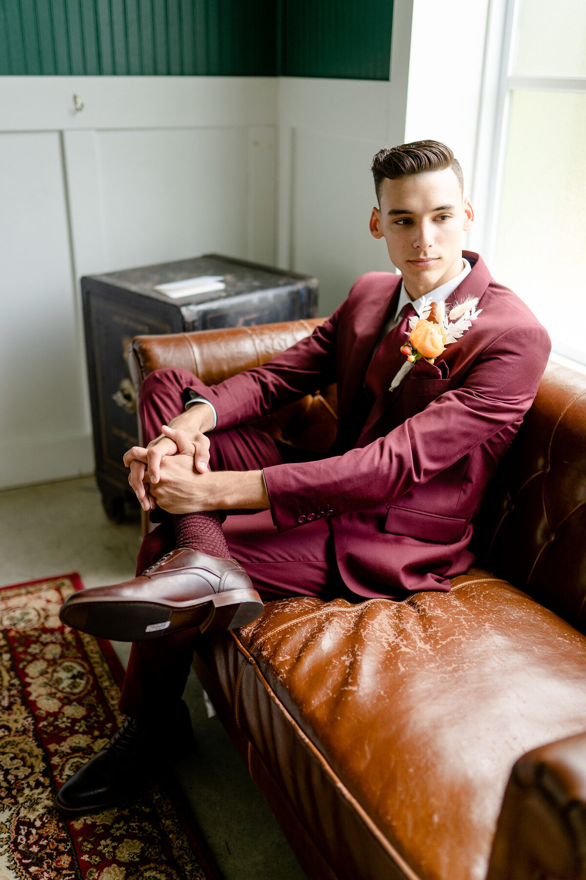 groom getting ready in grooms suite