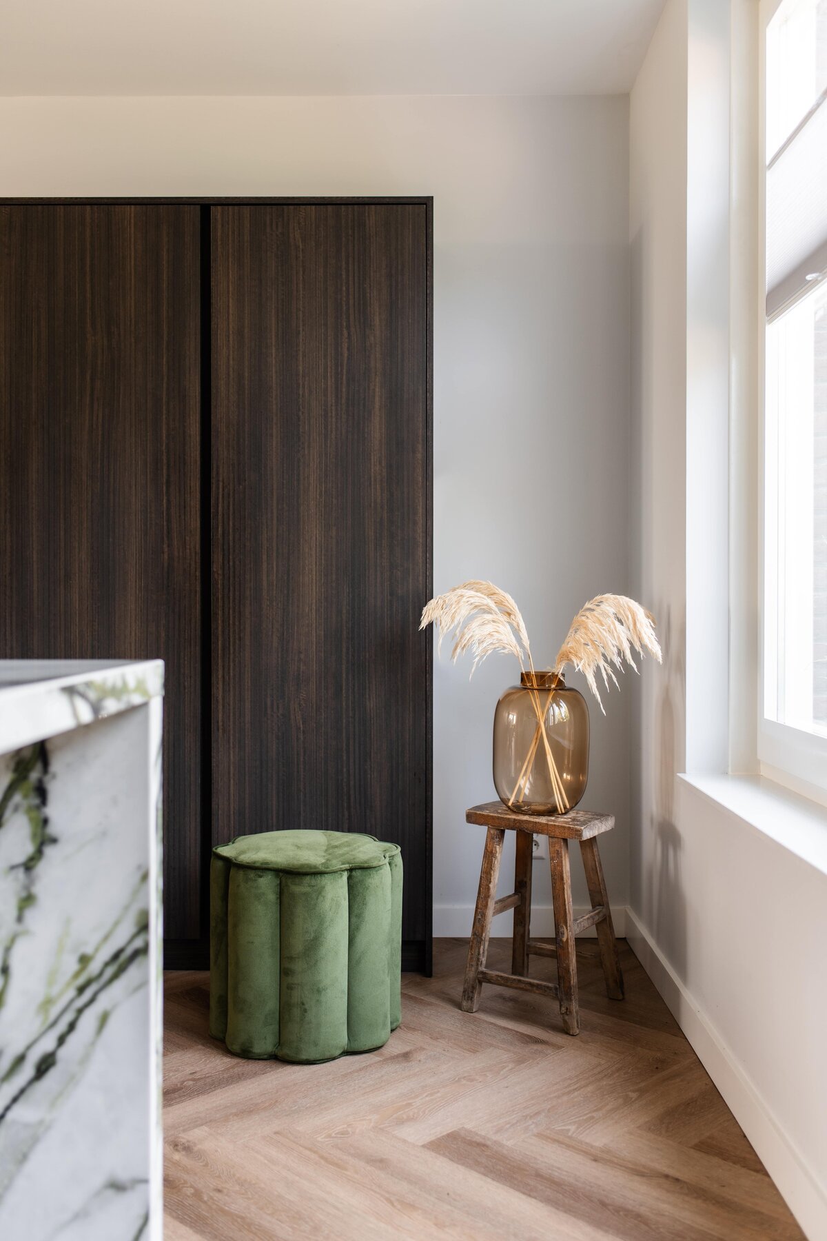 Interieurontwerp Woerden, Interieurontwerpstudio Woerden, Interieurontwerper Woerden, Interior design Woerden, Interieurstudio Woerden, Interieur ontwerpen Woerden, Interieur ontwerp Woerden, Interieurinrichting Woerden, Interieurstylist Woerden, interieurdesign Woerden, Interieuradvies Woerden, Badkamer Woerden, Keukenontwerp Woerden, Kookeiland Woerden, Toilet Woerden, Arte Behang, Ronde spiegels Woerden, Groene tegels, Zwarte tegels