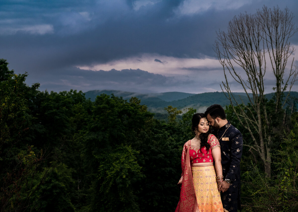 Ishan Fotografi is a luxe photography studio with experience in photographing Sikh weddings.