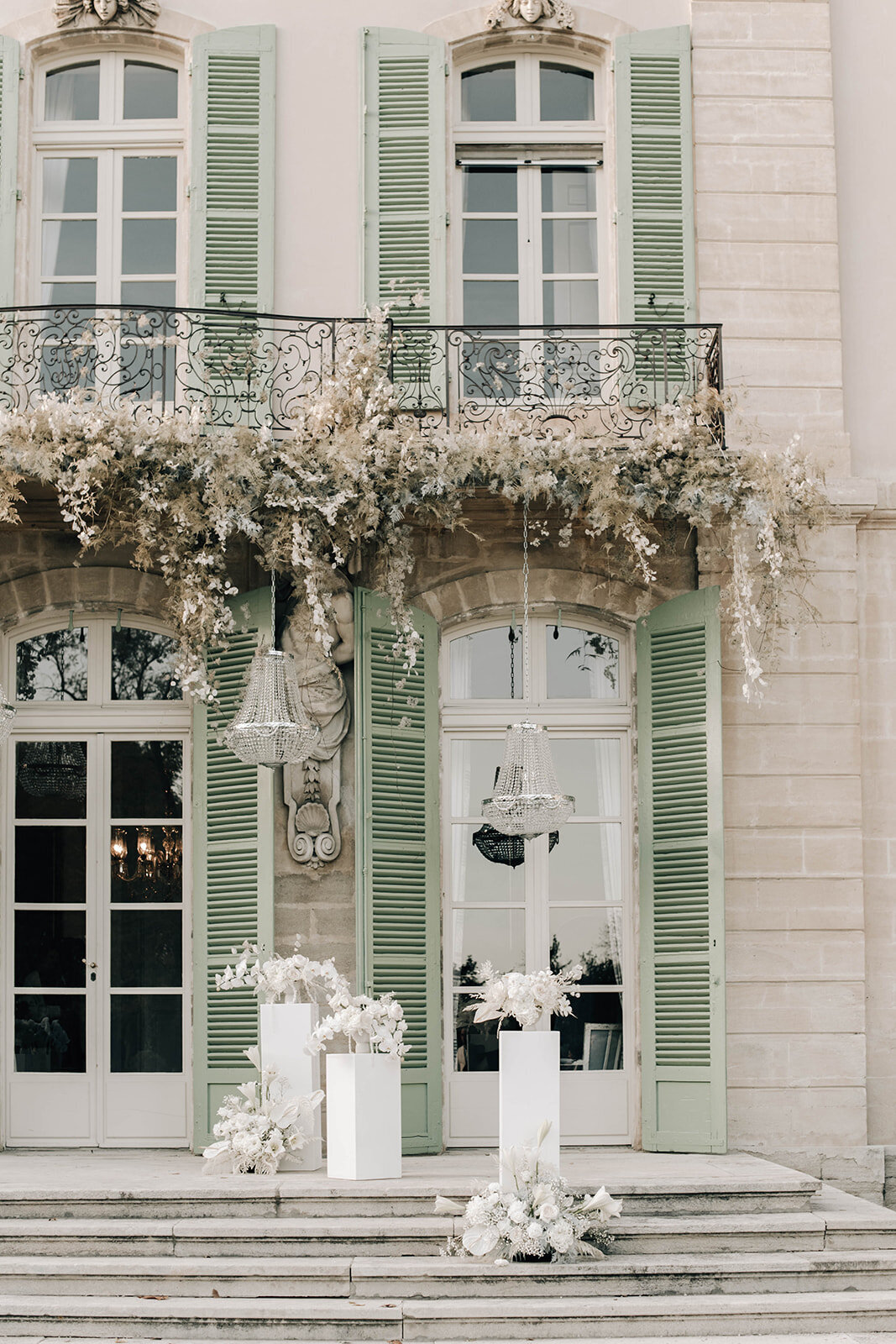 suspension-capucineatelierfloral-tourreau-provence-mariage-luxueux-chateau-floraldesigner